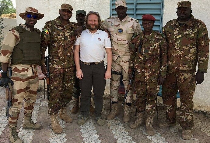 Torsten mit Sicherheitsteam Mali